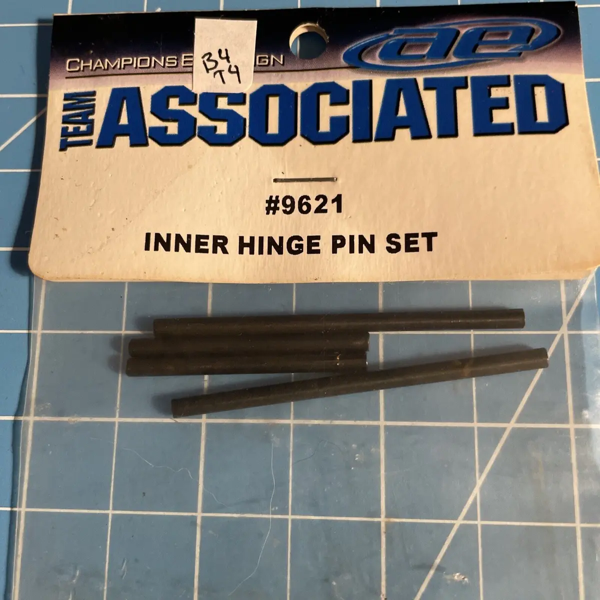 Team Associated 9621 Inner Hinge Pin Set 1